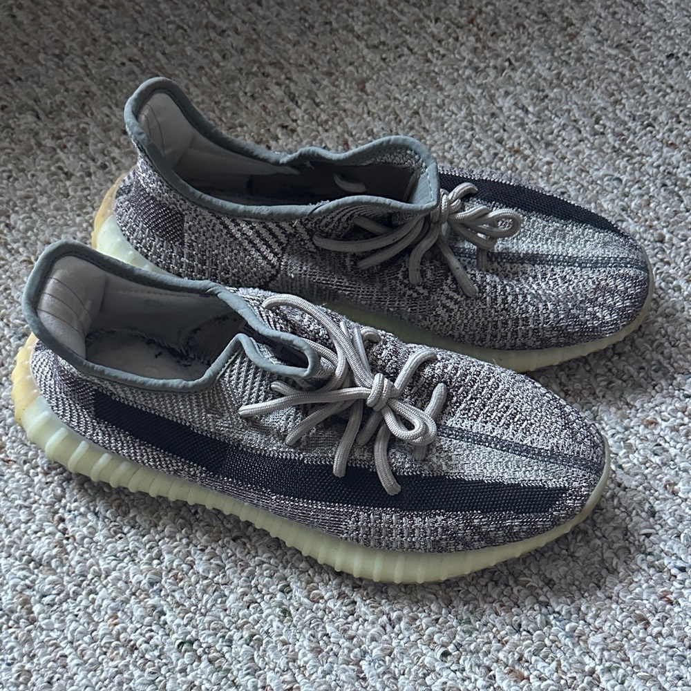 Yeezy 350 V2 size 10 Zyon